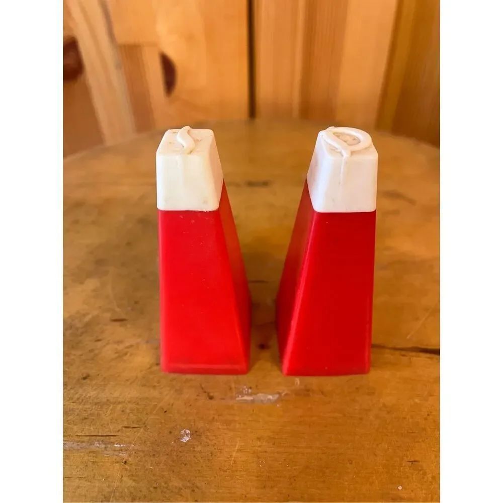 Vintage red pyramid plastic salt and pepper shakers (6835)